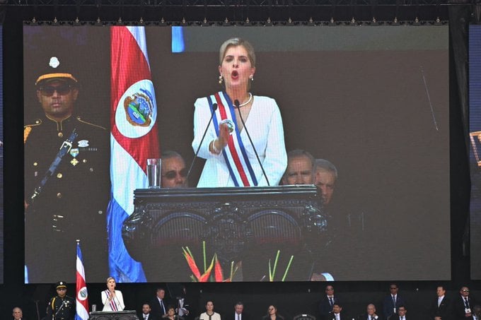Laura Fernández asume la presidencia de Costa Rica, segunda mujer en lograrlo