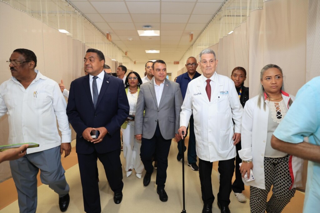 El director del Servicio Nacional de Salud (SNS), Julio Landrón al centro, junto a José Monegro (i) y José Joaquín Puello Herrera (d) durante un recorrido en la Ciudad Sanitaria que será el principal centro para atender a los atletas en los Juegos. / Fuente externa.