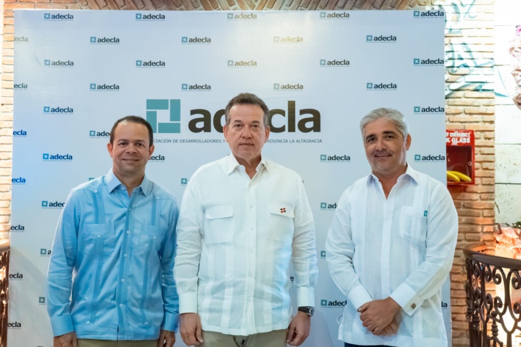 Durante la actividad, el ministro Víctor -Ito- Bisonó junto a constructores de Punta Cana. / Fuente externa.