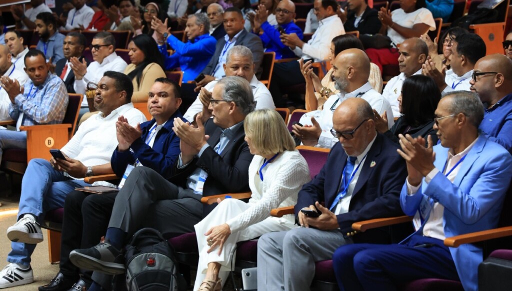 Dirigentes de los Juegos 2026 y doctores en el Congreso. Desde la izquierda, José Monegro,  Julio Landrón, Walter Frontera, Anita Rivera, Hans Larsen y Milton Pinedo.