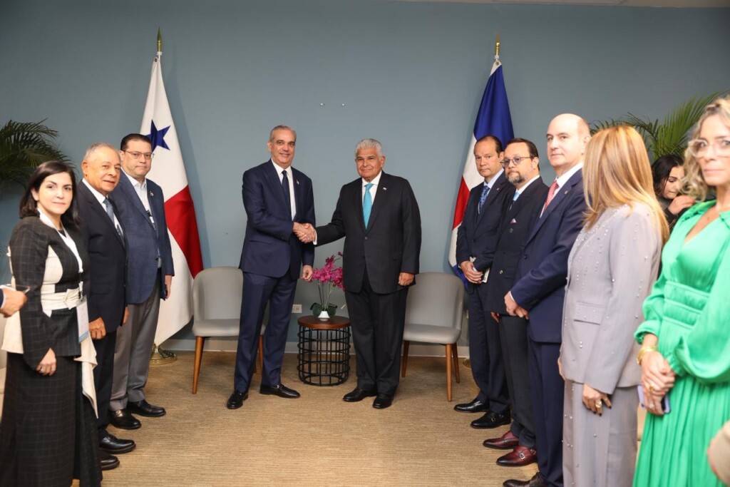 Abinader destaca crecimiento de las zonas francas, estabilidad económica y liderazgo turístico del país durante encuentro con el Conep Panamá y altos ejecutivos empresariales