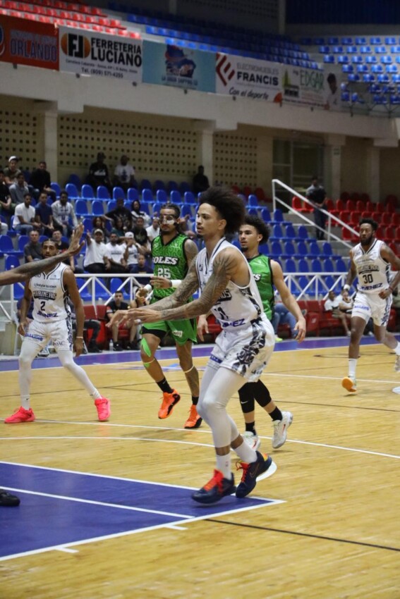 Andersson García debuta como un NBA y guía triunfo de Marineros con triple doble