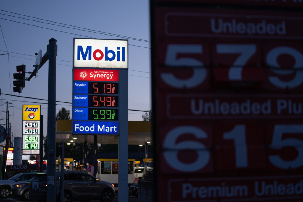 Los precios de la gasolina exhibidos en una gasolinera en Portland, Oregon, el 29 de abril del 2026.  (AP foto/Jenny Kane)
