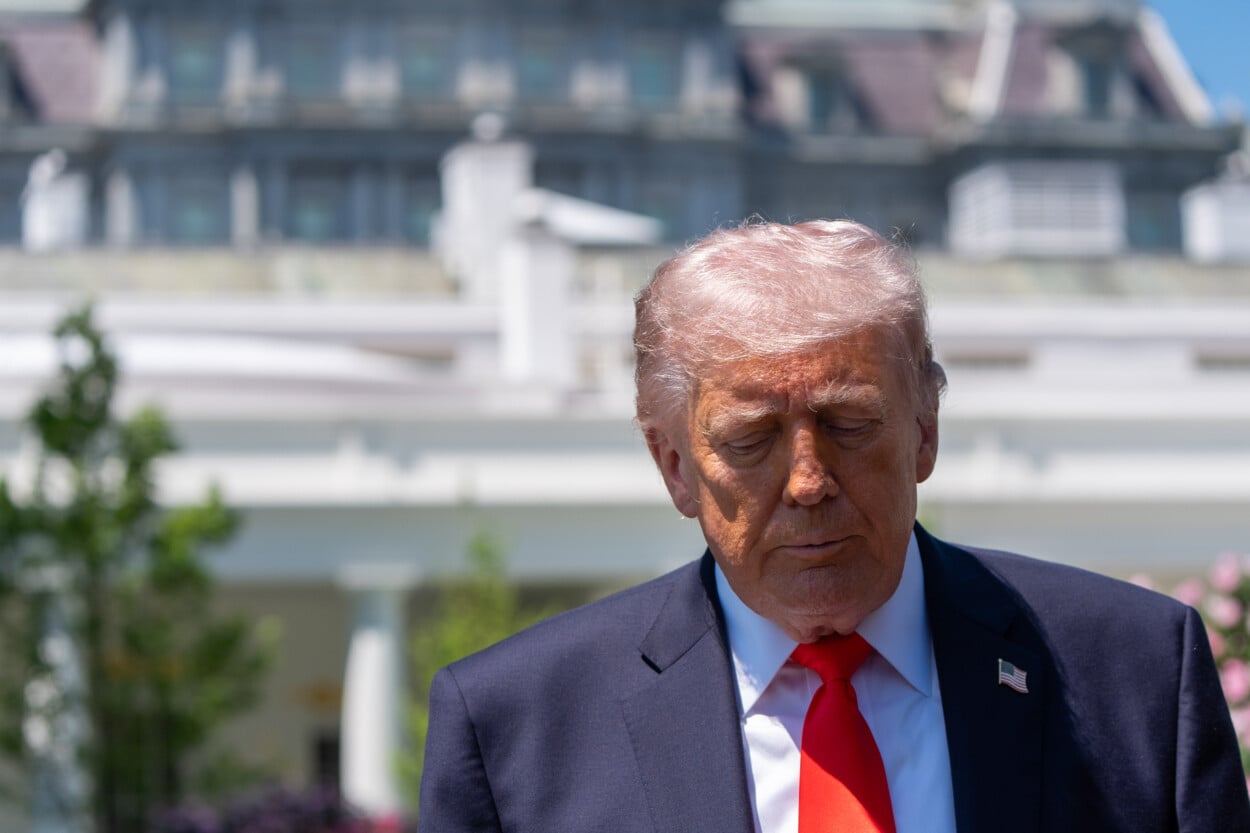Trump afirma que hostilidades con Irán “terminaron” pese a presencia militar en la región