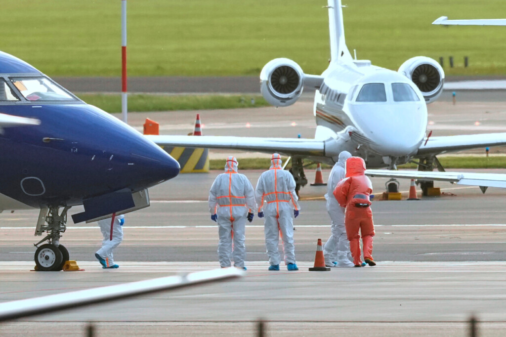 Personal médico acompaña a un paciente, segundo a la derecha, evacuado del crucero MV Hondius con sospecha de infección por hantavirus, a una ambulancia tras ser trasladado en avión al aeropuerto de Schiphol, Ámsterdam, Holanda, el 6 de mayo de 2026. (Foto AP/Peter Dejong)