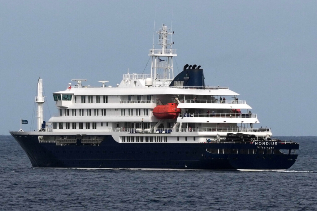 El crucero MV Hondius, donde está el brote de hantavirus sale de puerto en Praia, Cabo Verde,  el miércoles 6 de mayo de 2026. (AP Foto/Misper Apawu)