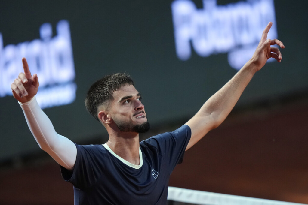 El croata Dino Prizmic celebra tras derrotar al serbio Novak Djokovic en el torneo de tenis Abierto de Italia, en Roma, el viernes 8 de mayo de 2026. (Foto AP/Andrew Medichini)