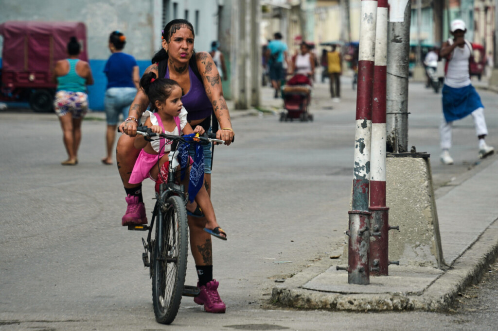 Una mujer lleva a una niña en bicicleta en La Habana, Cuba, el viernes 8 de mayo de 2026. (Foto AP/Ramón Espinosa)
