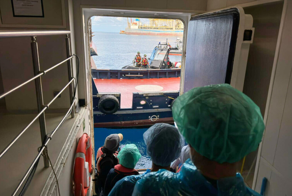 Pasajeros desembarcan del crucero MV Hondius, afectado por un brote de hantavirus, en el puerto de Granadilla en Tenerife, Islas Canarias, España, el domingo 10 de mayo de 2026. (AP Foto)