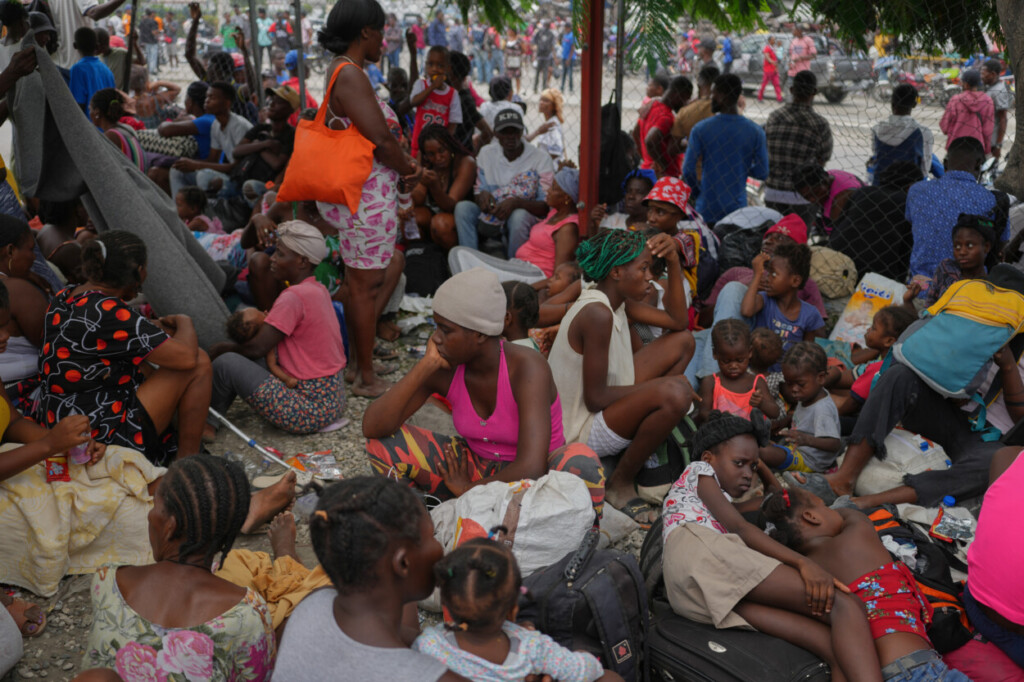 Residentes huyen de sus hogares para escapar de los enfrentamientos entre bandas armadas en Puerto Príncipe, Haití, el lunes 11 de mayo de 2026. (Foto AP/Odelyn Joseph)