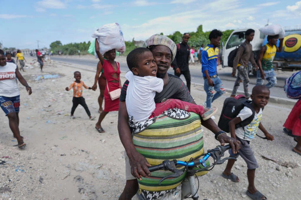 Residentes huyen de sus casas para escapar de los enfrentamientos entre pandillas armadas en Puerto Príncipe, Haití, el lunes 11 de mayo de 2026. (AP Foto/Odelyn Joseph
