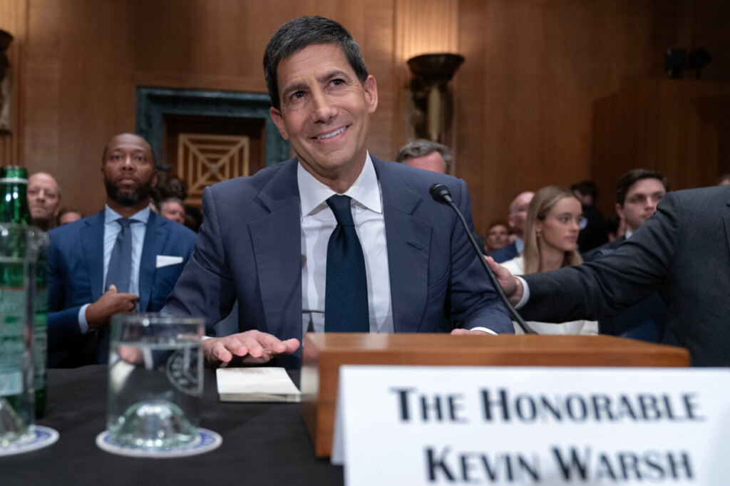 Kevin Warsh testifica ante la comisión que debate sobre su nominación para dirigir la Reserva Federal de Estados Unidos, en el Congreso en Washington, el 21 de abril del 2026. (AP foto/Jose Luis Magana)