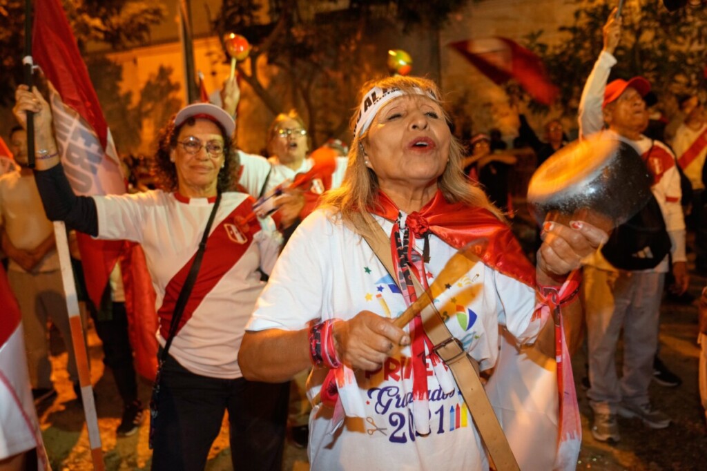 Una mujer golpea una olla durante una protesta para exigir la anulación de los resultados de la primera vuelta de las elecciones presidenciales mientras el recuento final de votos aún está pendiente, frente al Jurado Nacional Electoral en Lima, Perú, el miércoles 13 de mayo de 2026. (Foto AP/Martín Mejía)