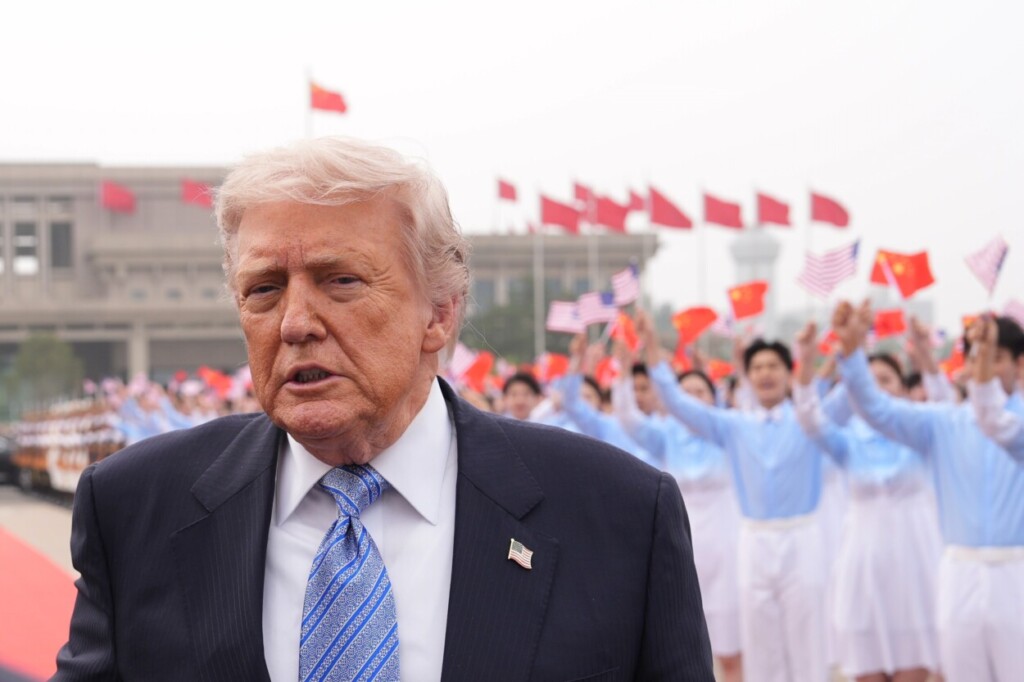 El presidente de Estados Unidos, Donald Trump, se dispone a subir al Air Force One, el 15 de mayo de 2026, en el Aeropuerto Internacional de Beijing, en Beijing, China. (AP Foto/Mark Schiefelbein)