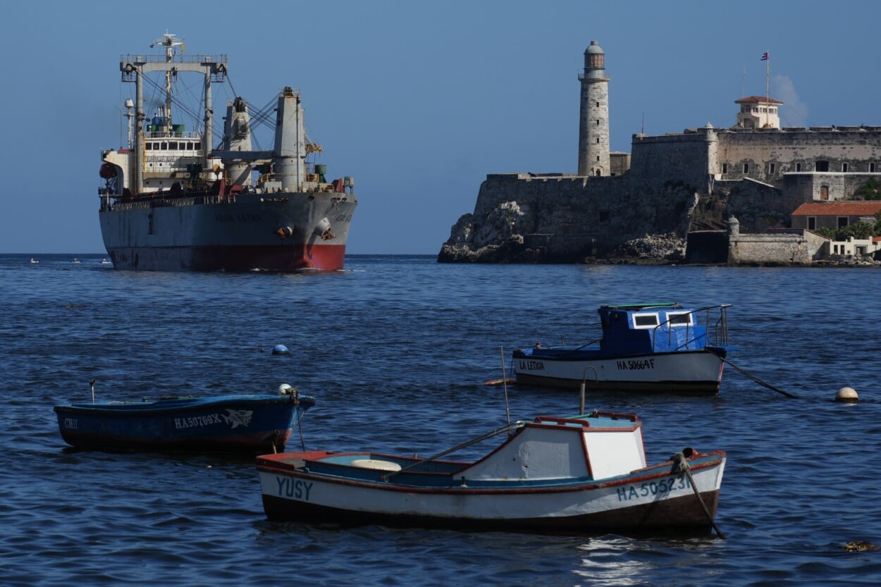 Alivio para la isla: buque comercial con ayuda de México y Uruguay arriba a La Habana