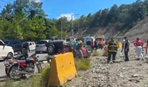 Accidente en Jarabacoa deja dos muertos tras violento choque contra muro