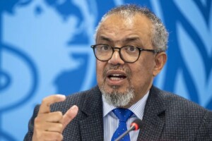 Argentina acusa a la OMS de “politizar” brote de hantavirus tras salida del organismo