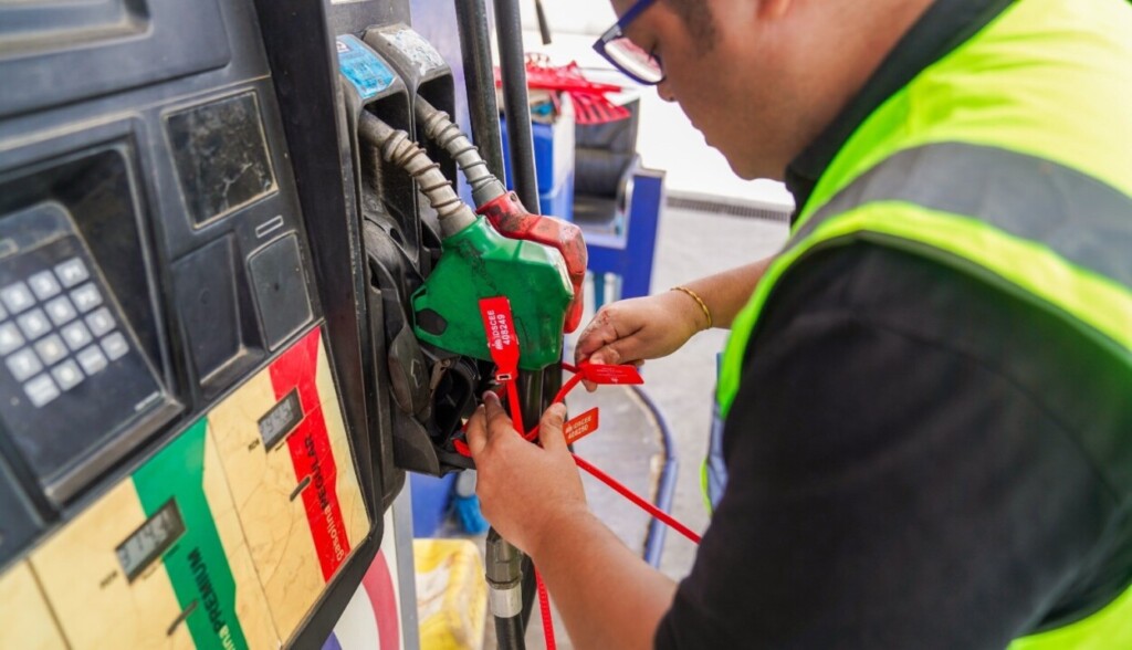 Un técnico del MICM procede a clausura una estación de gasolina en Castañuelas por venta de combustible adulterado