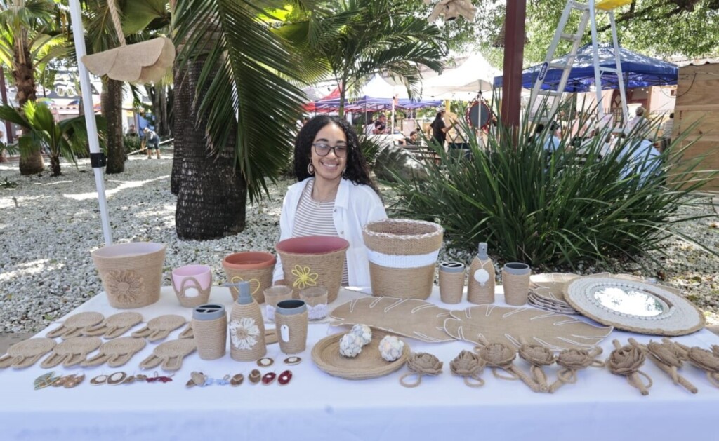 La joven emprendedora Erika Serrano, creadora de la marca Artesanía Erika Serrano, exhíbe sus productos en la Feria Cabrera en Primera 2026. Foto/ Olga de la Cruz