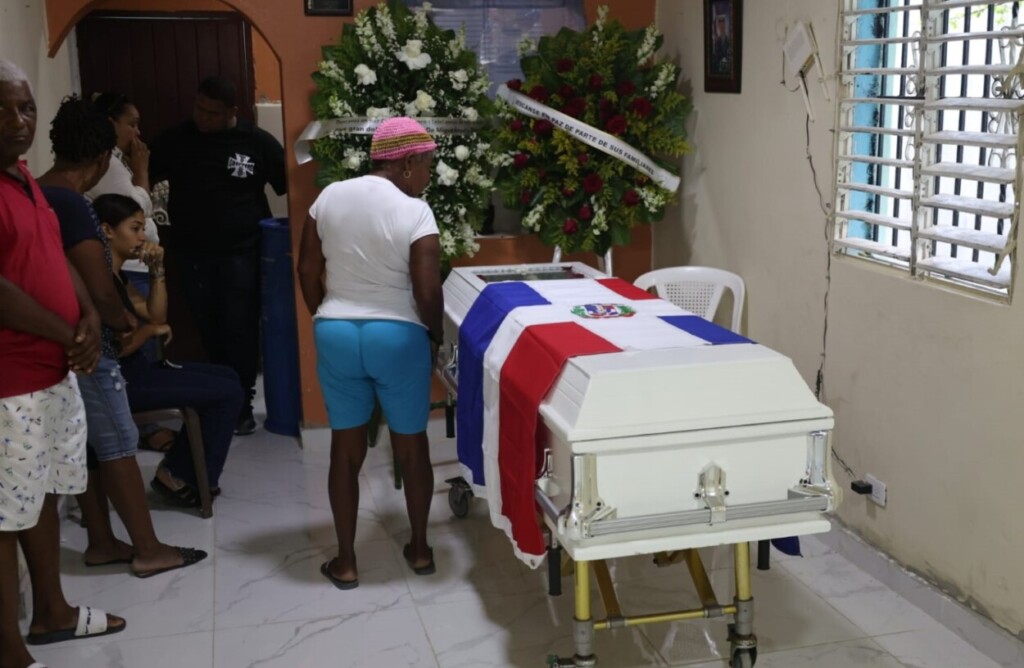 Familiares, amigos y vecinos velan los restos del coronel retirado Carmelo Polanco en La Ciénaga, en medio de un clamor de justicia por su muerte./ Foto Guillermo Burgos