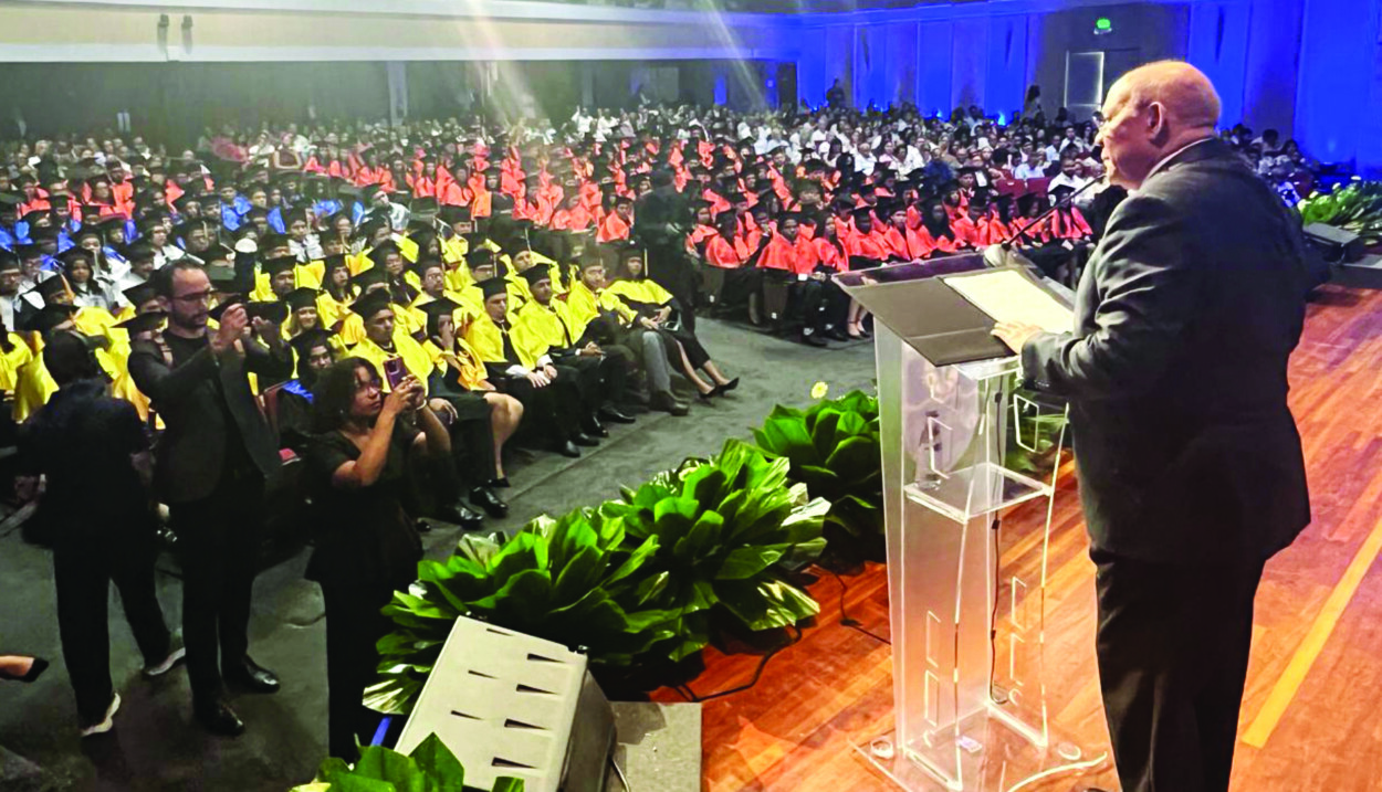 Unapec gradúa a 798 profesionales, la mayoría mujeres