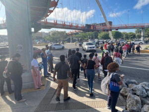 La paradoja urbana: peatones desafían el peligro pese a los puentes elevados