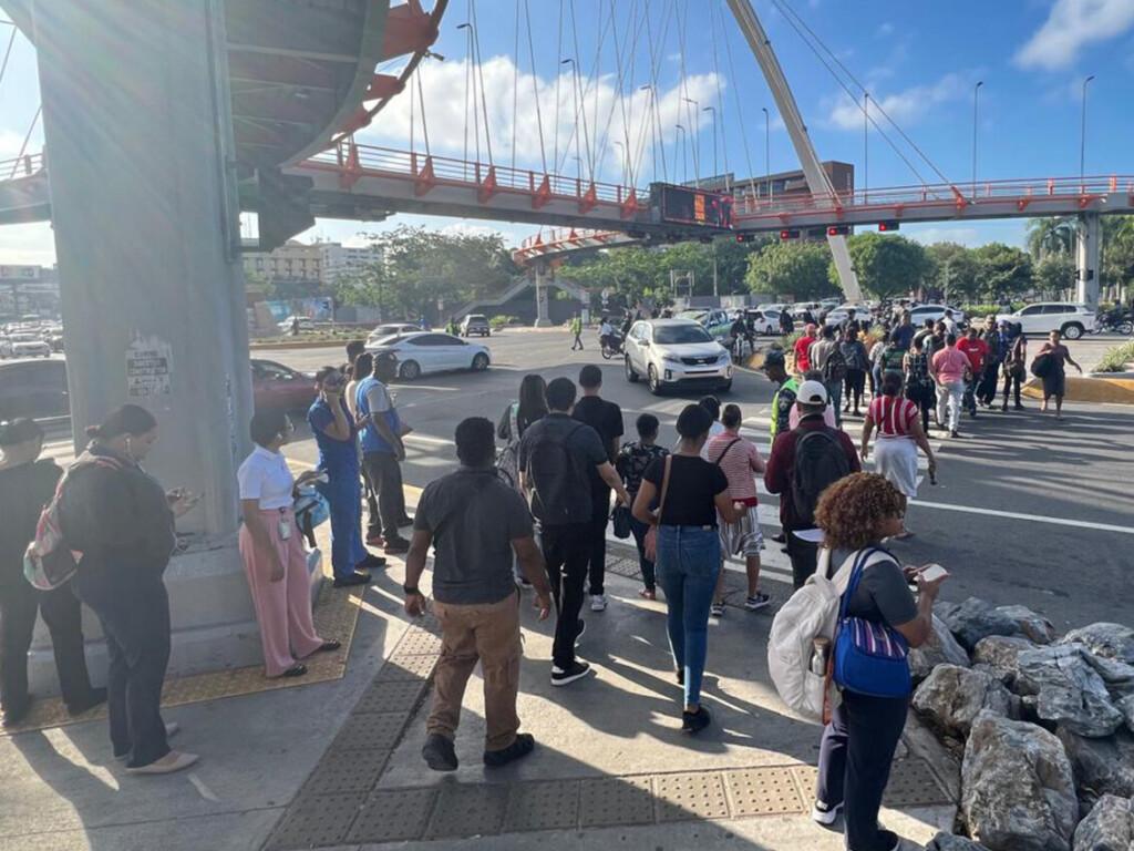 Nadie usa el puente elevado para peatones de la avenidas Máximo Gómez y 27 de Febrero y las personas prefieren pasar entre vehículos en marcha y motoristas./ Foto Jorge González