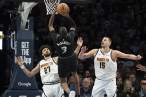 ¡Son sus papás! Los T-Wolves de Minnesota dejan en el camino a Denver y a Jokic otra vez
