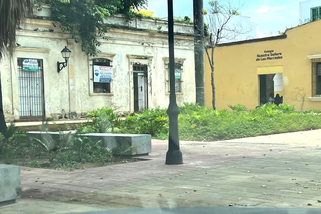 ¡El día a día! en la Ciudad Colonial: negocios cerrados, letreros de “Se Vende” y “Se Alquila”, polvo, ruido e incertidumbre