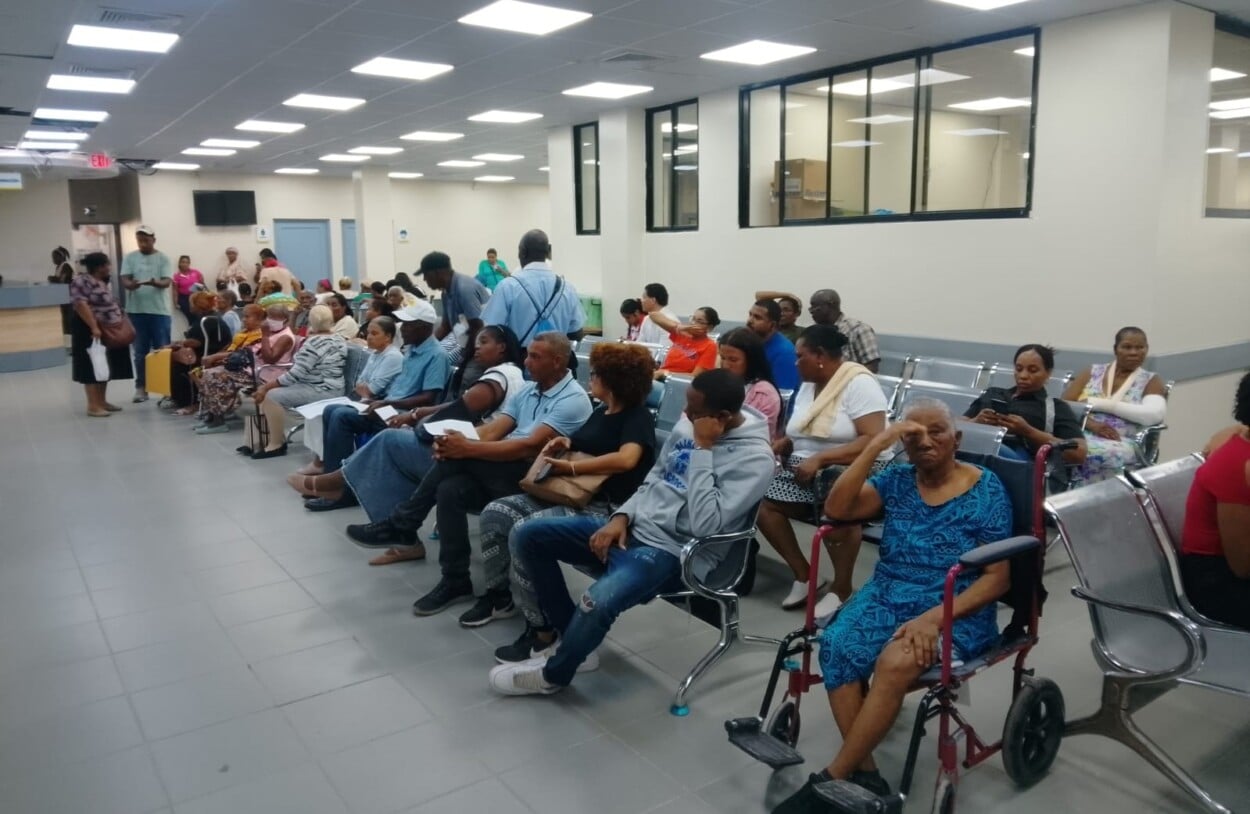 Tensión en el hospital Calventi: médicos denuncian carencias y comunitarios respaldan gestión de Alfaro