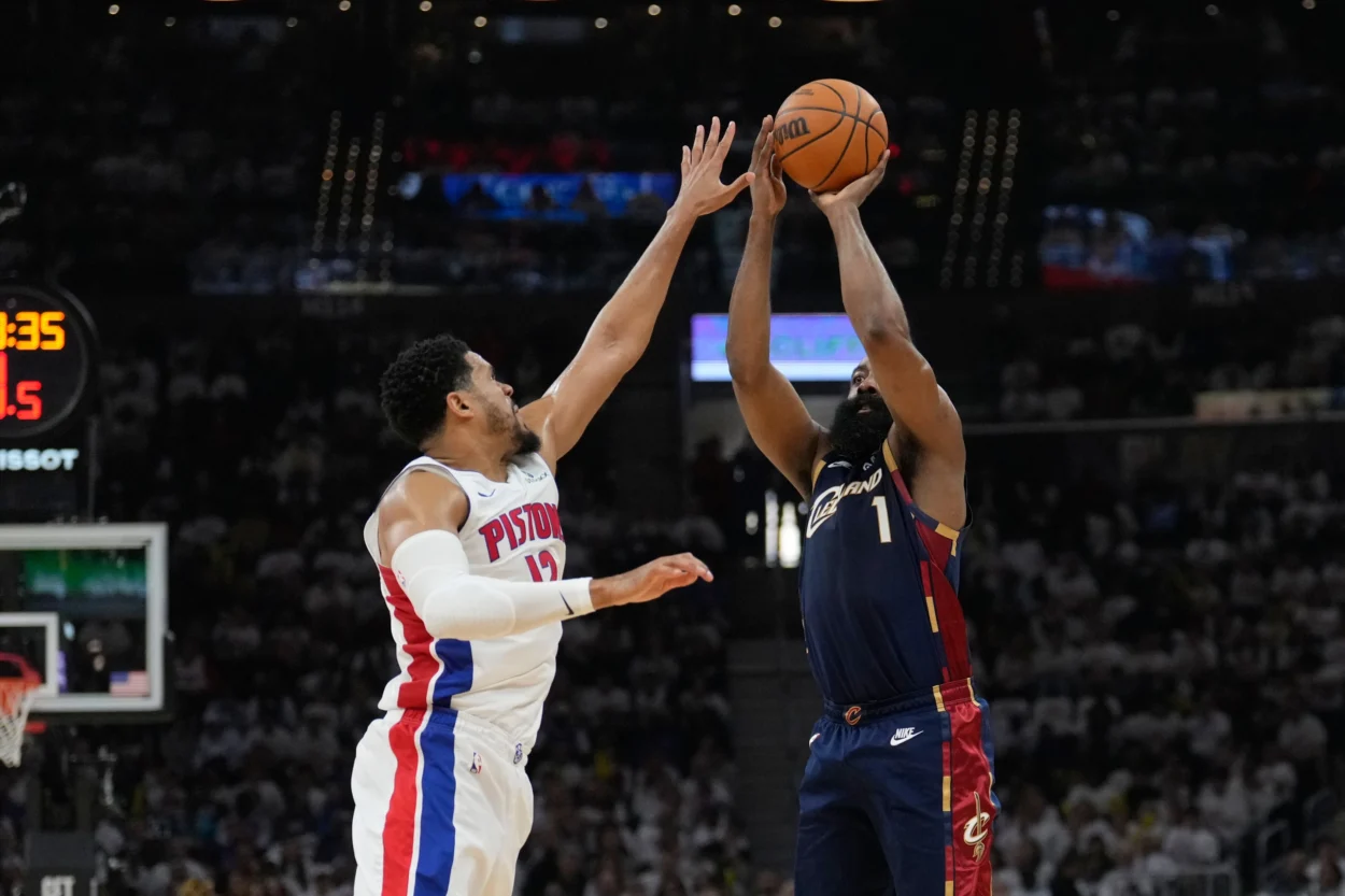 Cavaliers sobreviven con Harden y Strus para acercarse en la serie ante Pistons