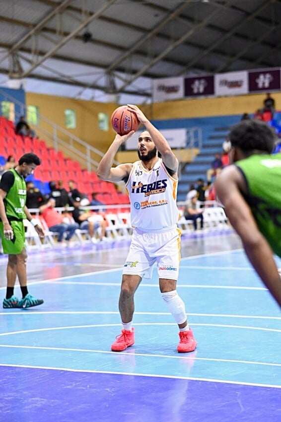 Kevin Obanor y Caleb Huffman impulsan victoria de Héroes en la LNB