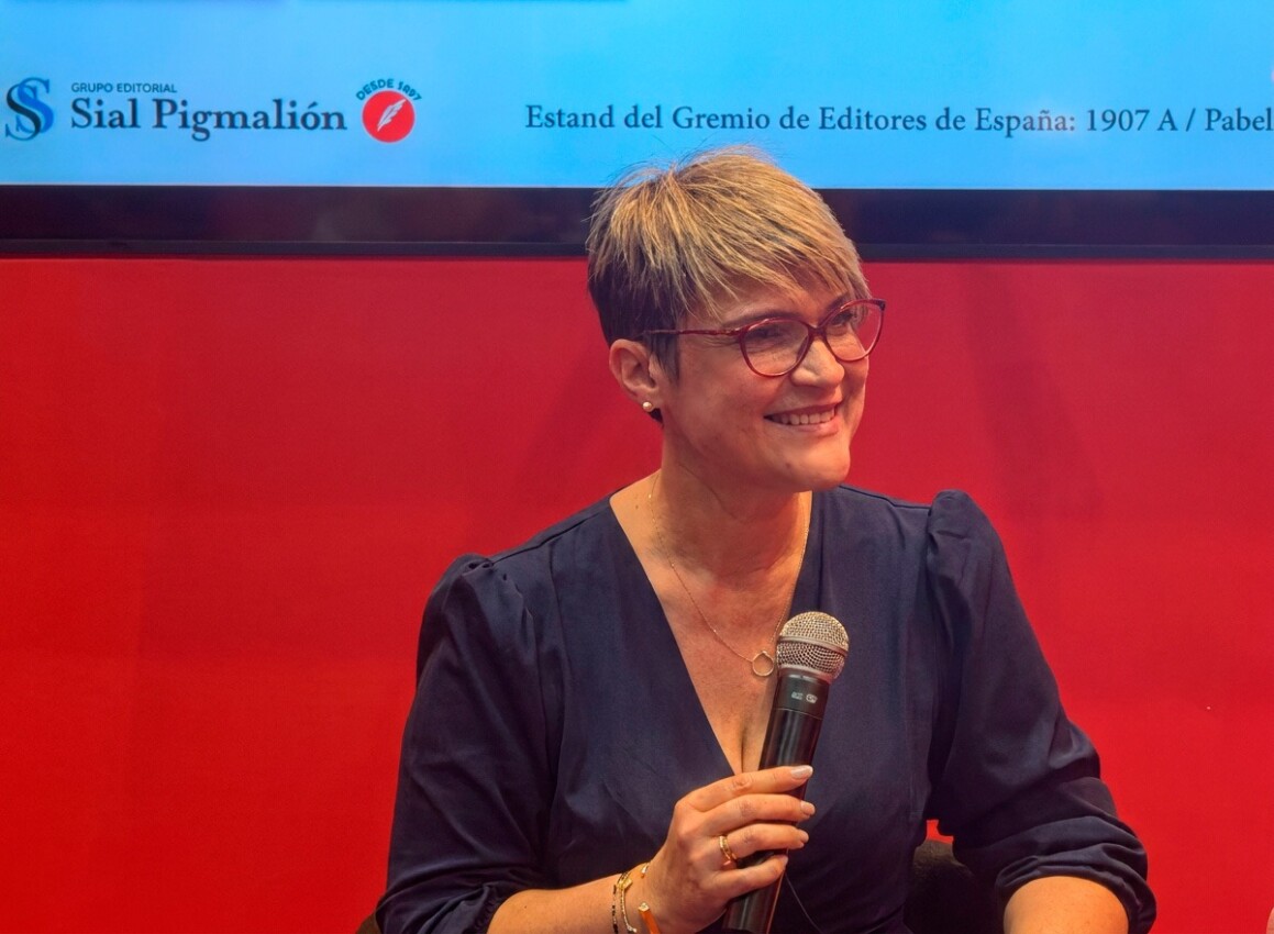 Lizamavel Collado presenta libro “Todavía” en Feria de Bogotá