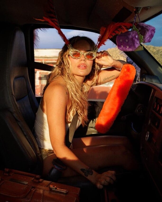 Karol G amplió su gira 'Viajando por el mundo Tropitour' de 39 a 63 conciertos en estadios tras la exitosa venta de boletas