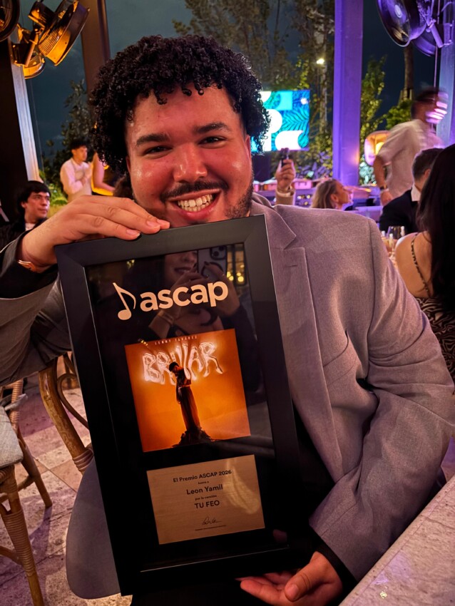 León Yamil reafirma su relevancia en la industria musical.
. 
