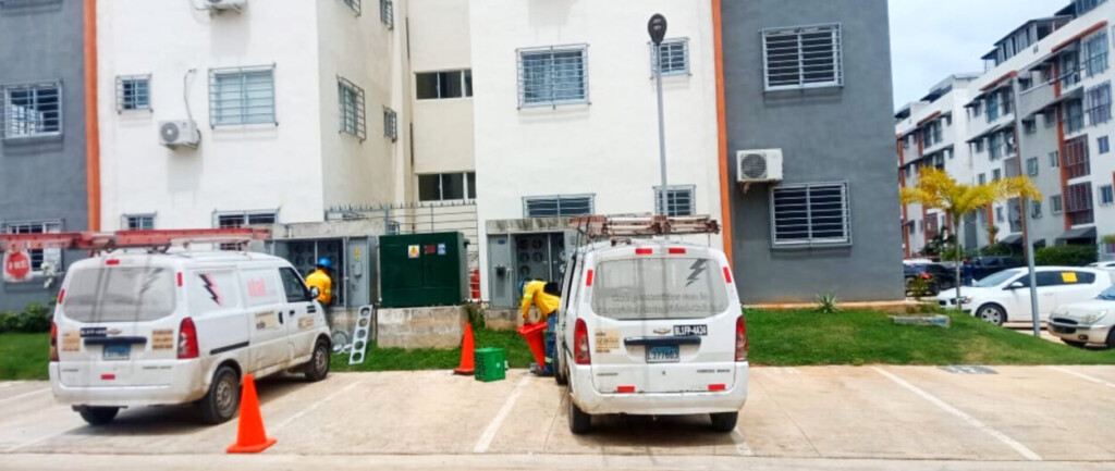 Contratista  realizan cambios de medidores por alteracionesen el residenciales de Ciudad Juan Bosch.