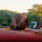 Cae piedra gigante en autopista Nordeste y obstruye el tránsito