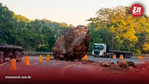 Cae piedra gigante en autopista Nordeste y obstruye el tránsito