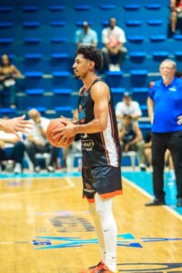Romeao Ferguson anota triple en la chicharra para darle triunfo a Titanes