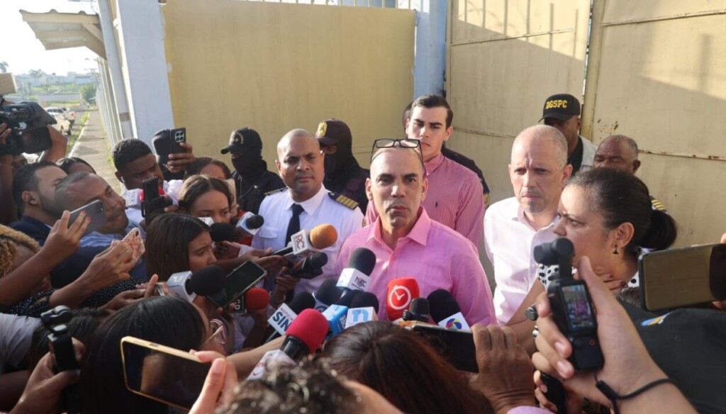 Mario Redondo Llenas habla con la prensa tras su salida de la cárcel de Najayo, donde cumplió una condena de 30 años por el asesinato del niño José Rafael Llenas Aybar./ Foto Elieser Tapia