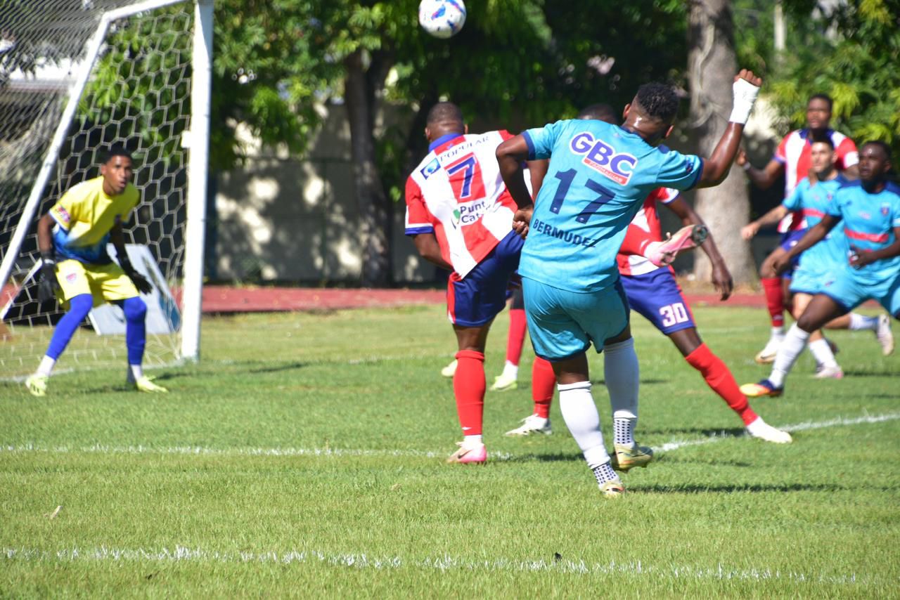 Salcedo vence a Delfines, en partido de ida de la semifinal del fútbol dominicano