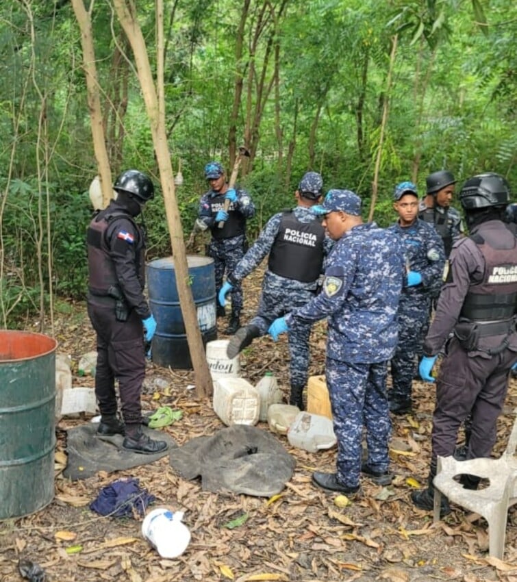 Policia Nacional desmantela laboratorio clandestino de alcohol adulterado en Bahoruco