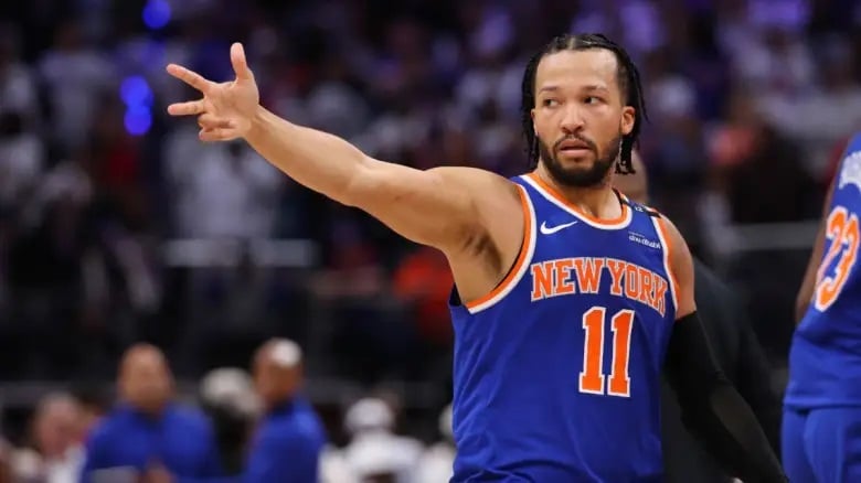 Jalen Brunson se crece a la hora buena y pone a los Knicks 3-0 sobre Sixers