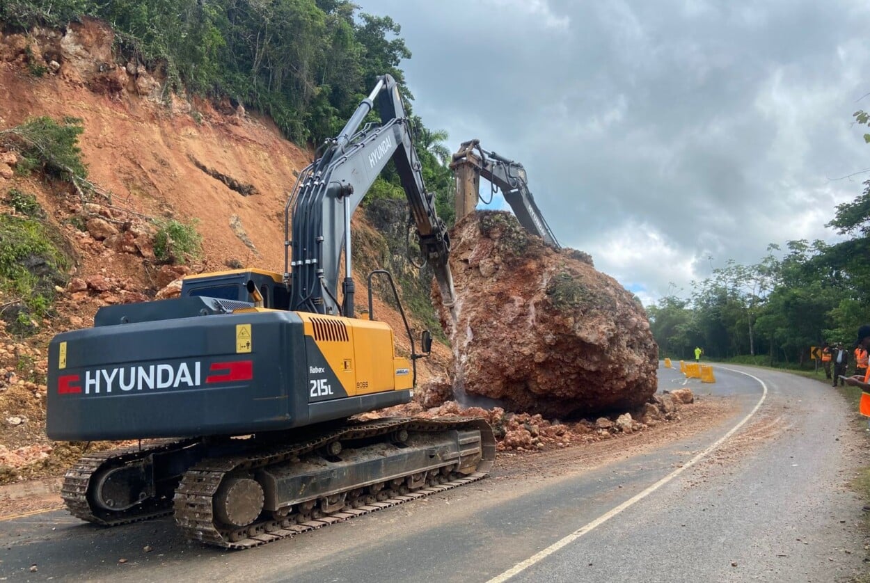Inician demolición de roca en Los Haitises tras deslizamiento que bloqueó carretera
