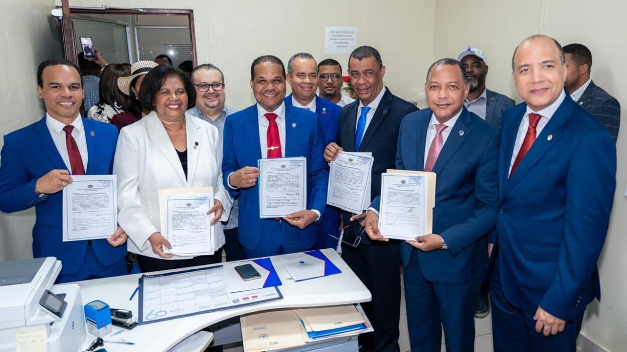 ¡Se calientan los motores en la UASD! Radhamés Silverio formaliza candidatura a rector