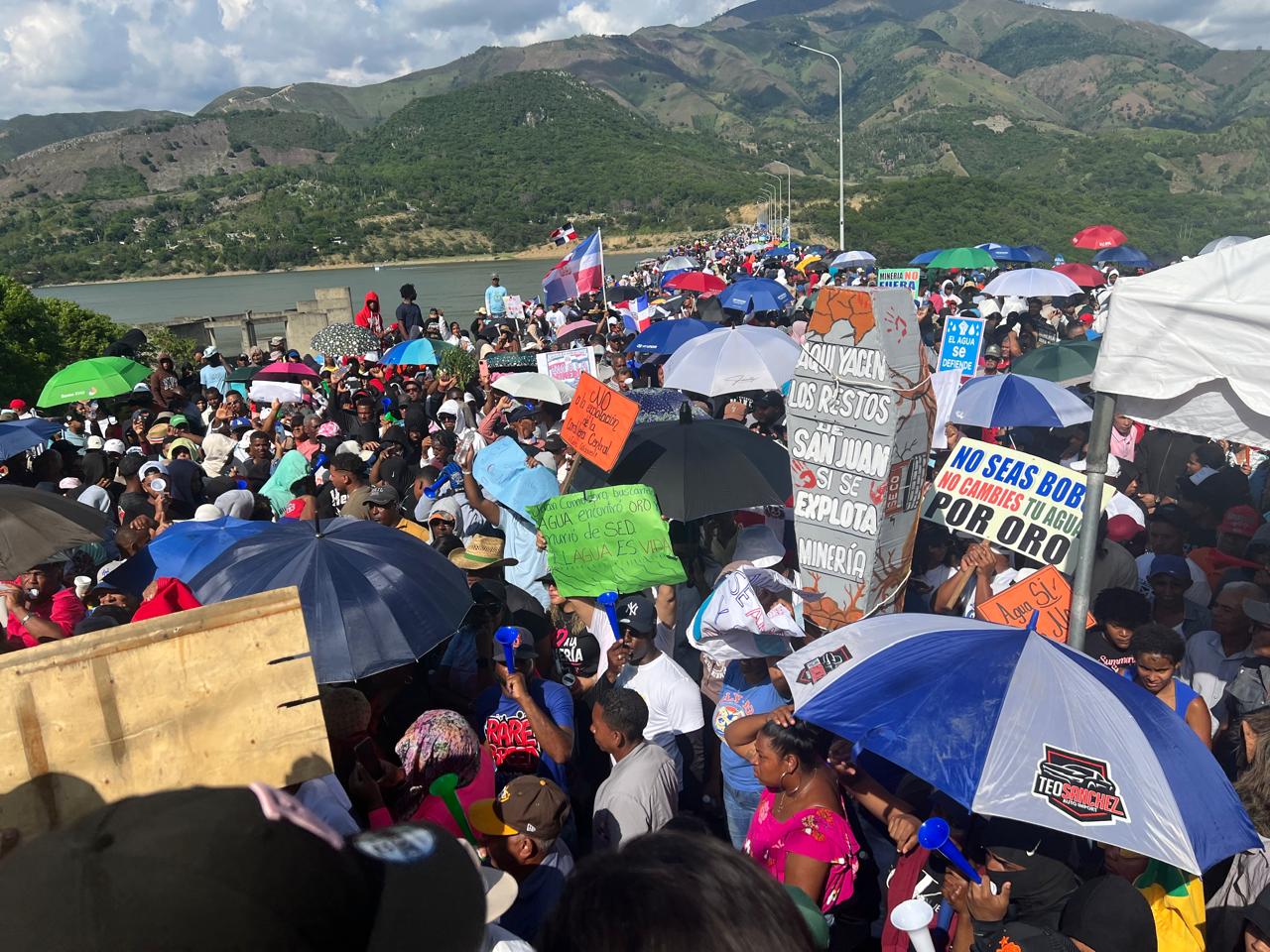 Manifestación contra proyecto minero en San Juan es dispersada con bombas lacrimógenas y chorros de agua