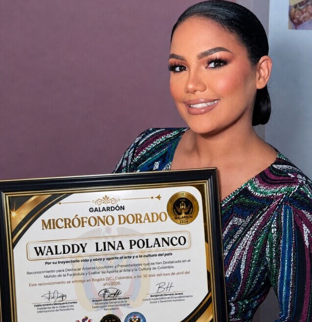 Periodista es reconocida con el Micrófono Dorado en Bogotá, Colombia