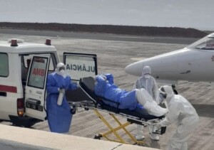 Fotografía publicada en la red social X por el director General de la OMS, Tedros Adhanom, de la evacuación de tres pacientes sospechosos de padecer hantavirus del crucero anclado en las costas de Cabo Verde. EFE/ Tedros Adhanom Via X