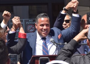 Encuesta coloca al dominicano Alex Méndez al frente de elecciones municipales en Paterson, NJ