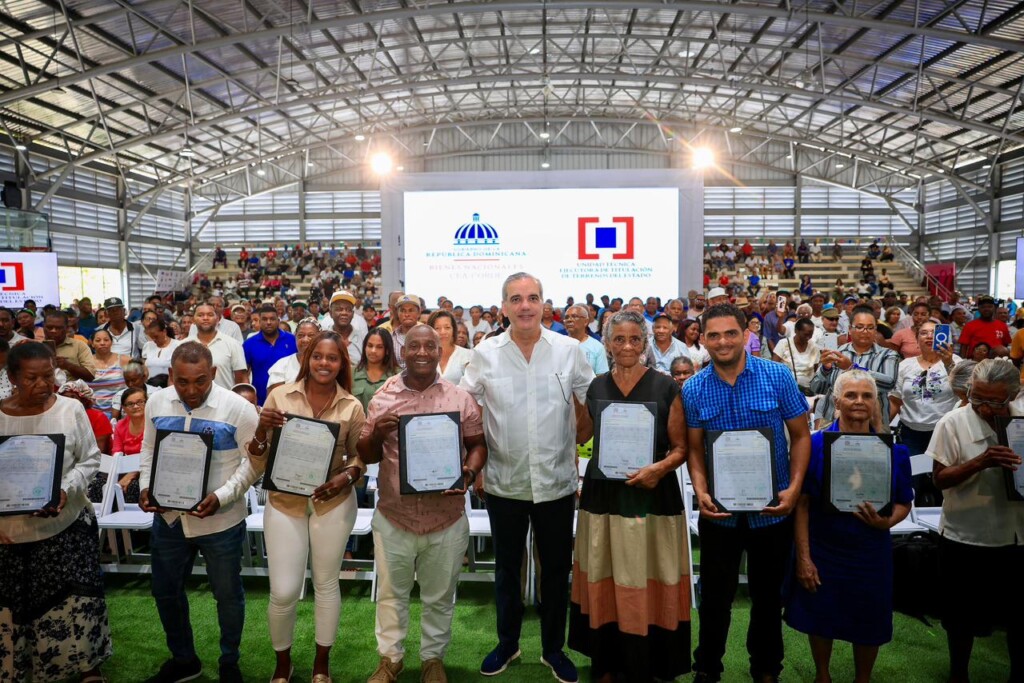 El presidente Luis Abinader junto a beneficiarios con títulos de propiedad en Domingo Sabio. / Presidencia RD.